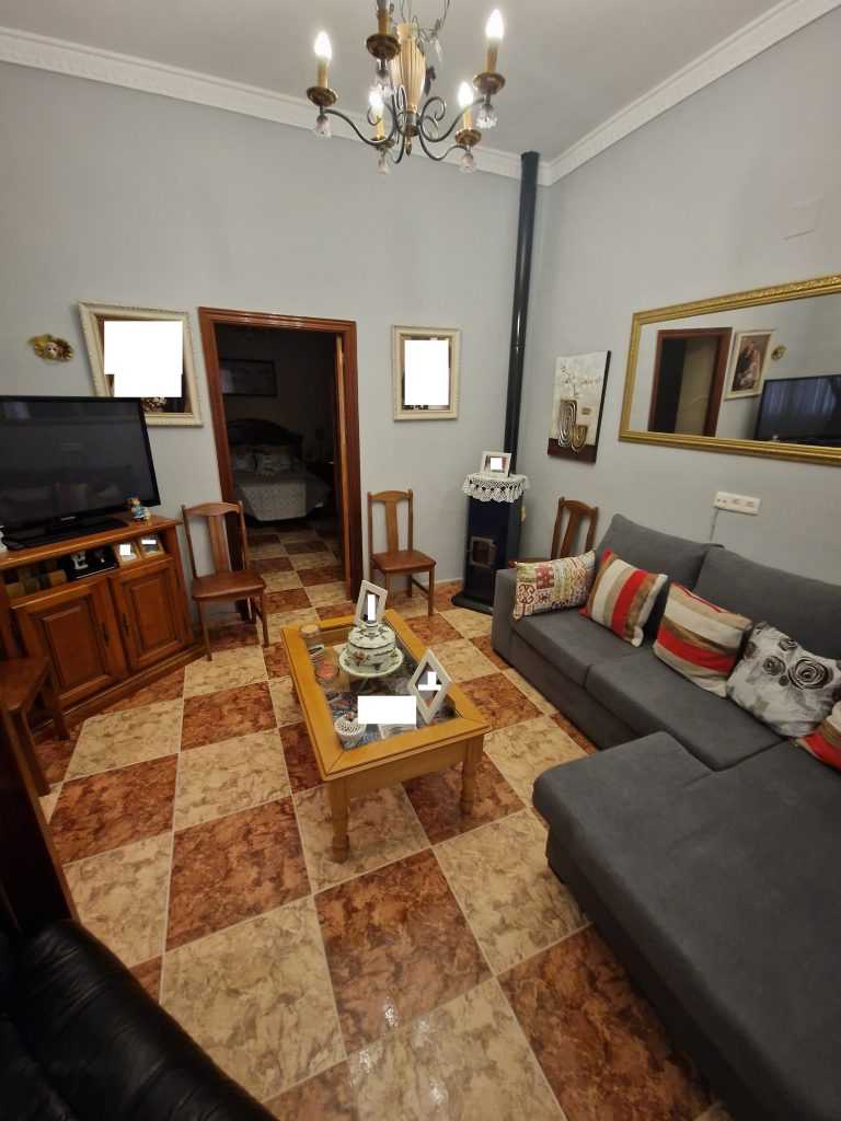 casa con entrada a hall, con garaje para dos coches