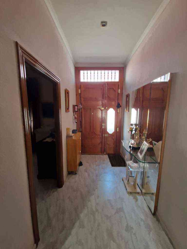 casa con acceso a vivienda parte abajo y parte de arriba