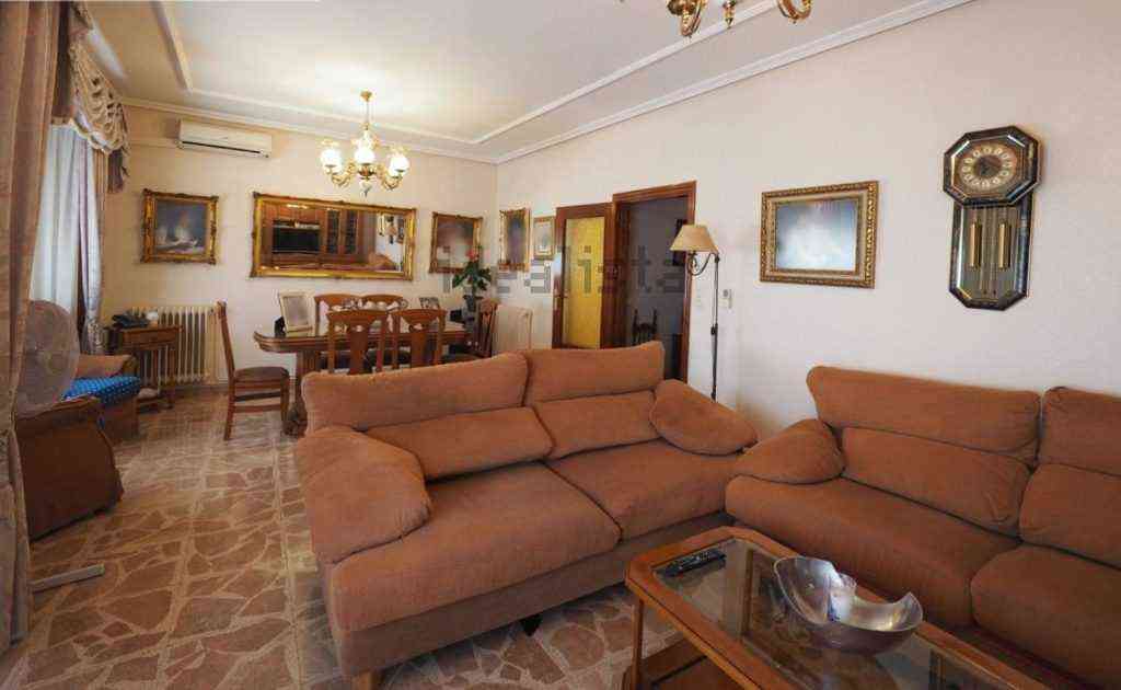 entrada de vivienda con hall recibidor y escalera