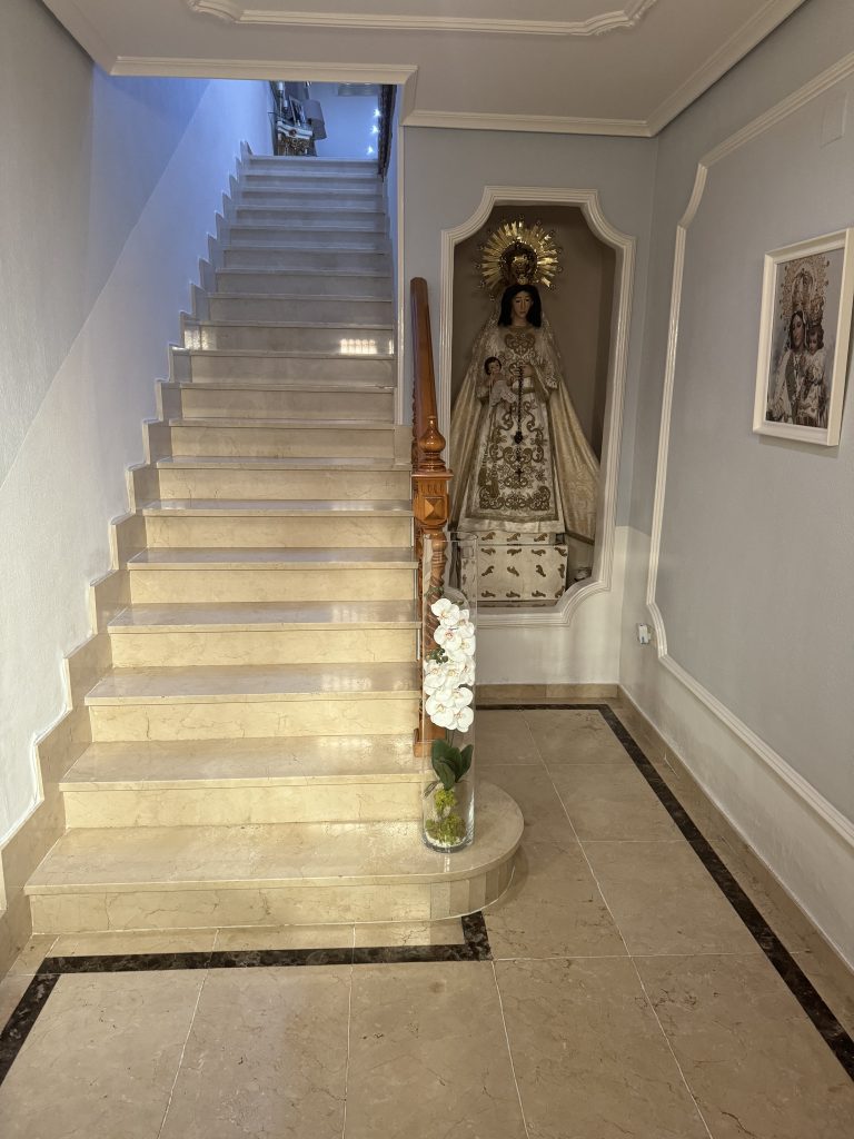 casa de dos plantas, con entrada a hall recibidor