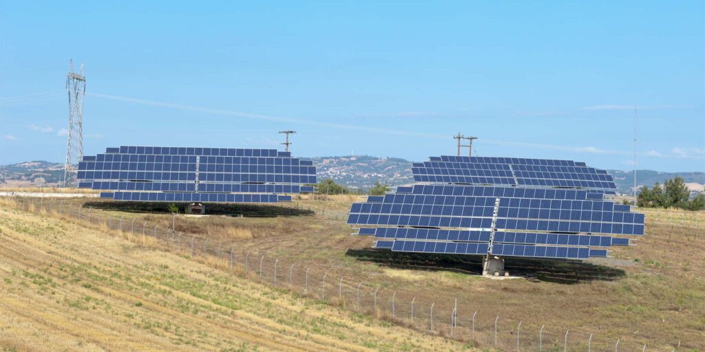 Tres paneles solares en terreno rústico en Tomelloso, Inmobiliaria Lomas