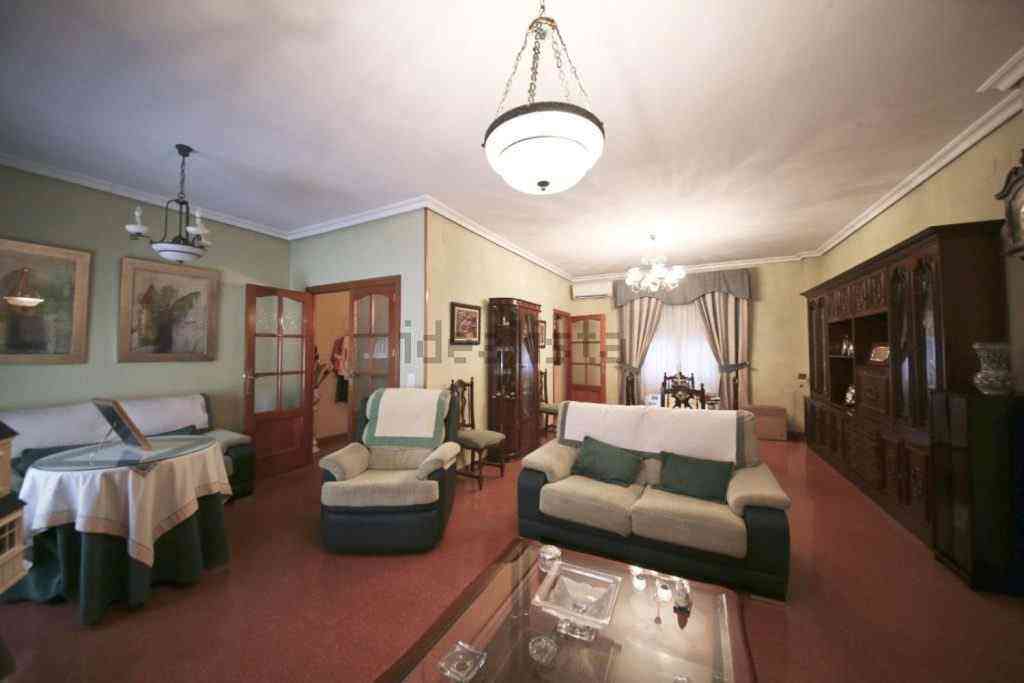 Edificio con dos alturas entrada propia