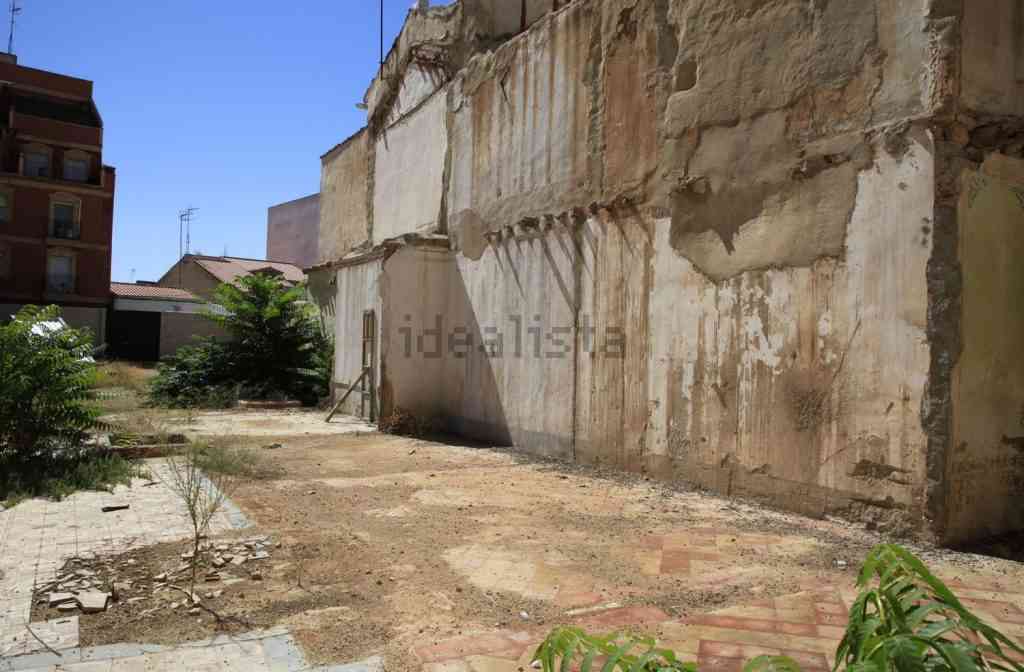 solar diafano a tres calles