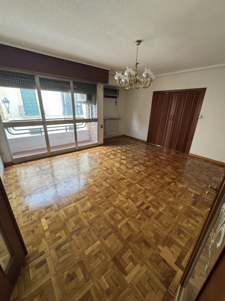 piso con salon exterior a calle transitada