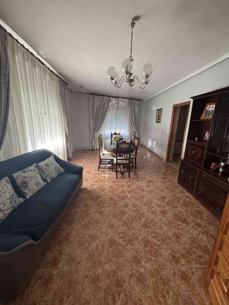 casa en esquina con entrada directa