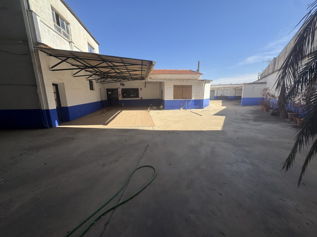 Casa con patio de 800 m2, en esquina