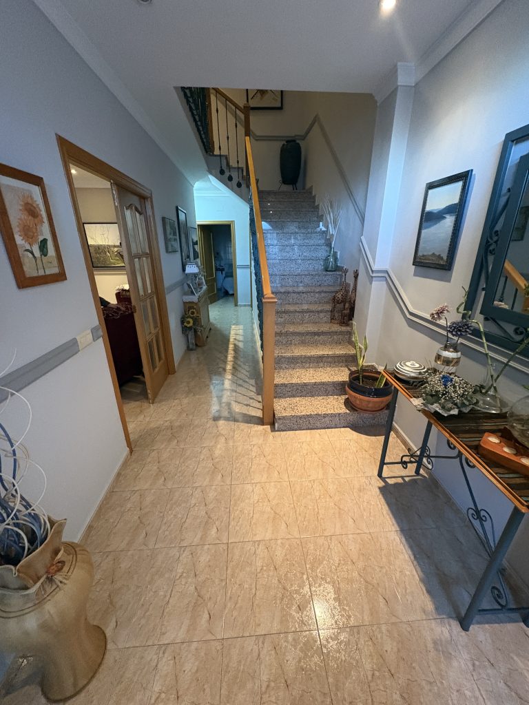 ADOSADO CON ESCALERA RETRANQUEADA