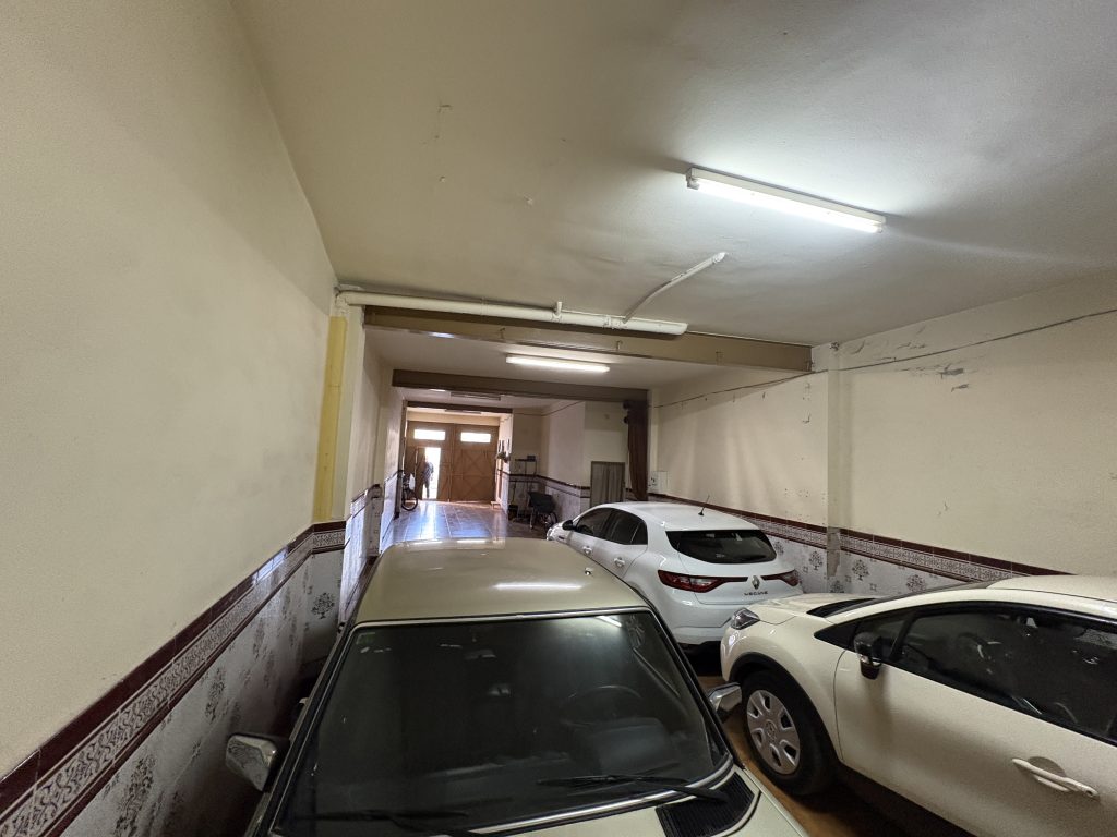 casa con nave y vivienda en la parte superior